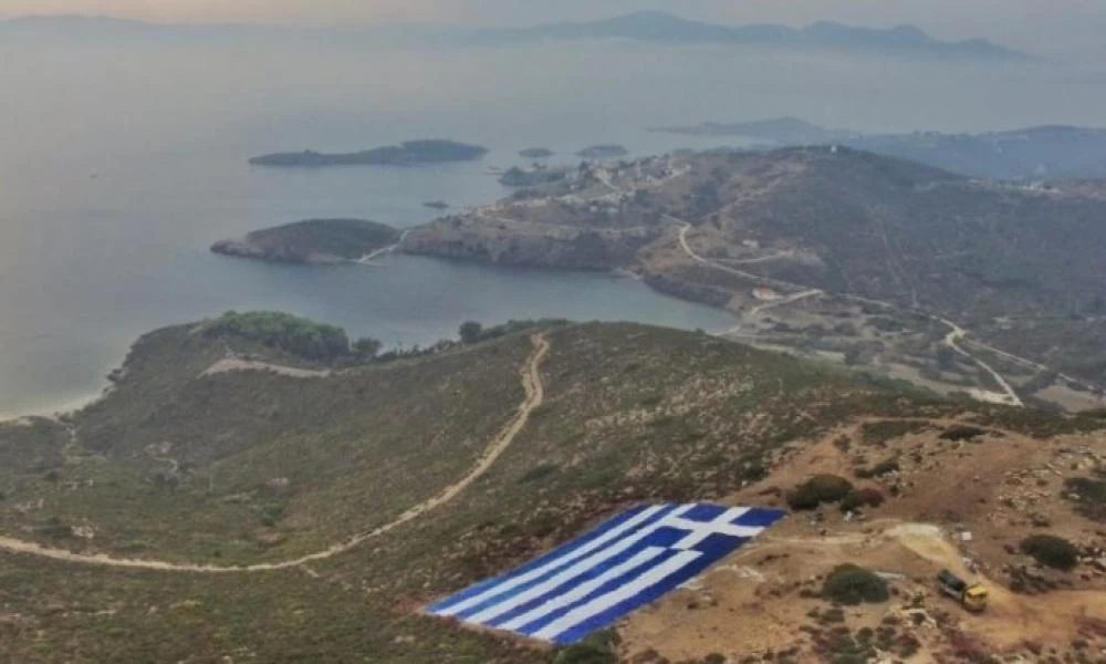 Με ελληνική σημαία η απάντηση του Δημάρχου Οινουσσών στις τουρκικές προκλήσεις